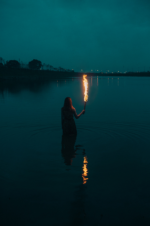点击大图看下一张:明知道余烬清冷