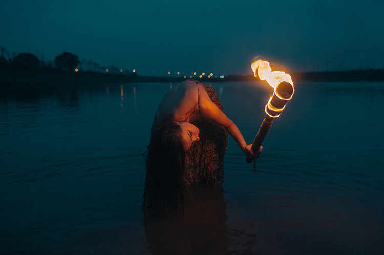 点击大图看下一张:明知道余烬清冷