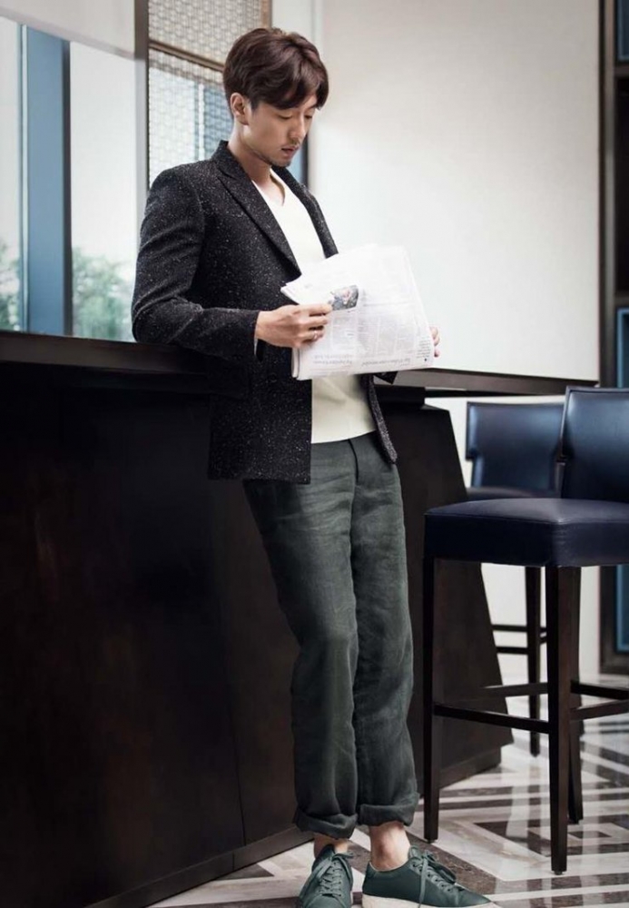 点击大图看下一张：凌潇肃街拍显学院男神风 逃离喧嚣的安静