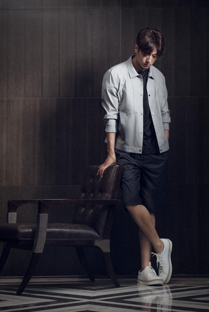 点击大图看下一张:凌潇肃街拍显学院男神风 逃离喧嚣的安静