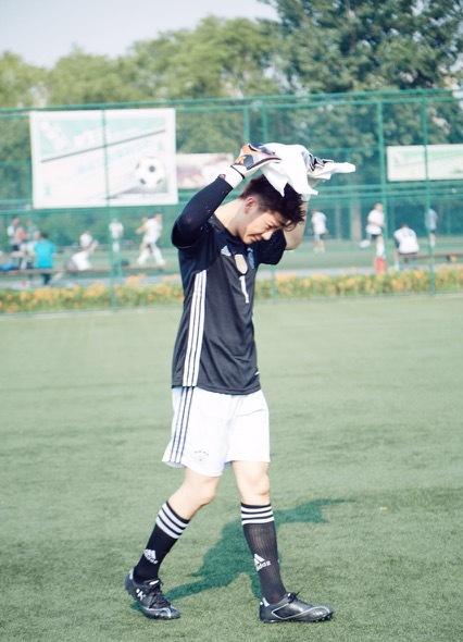 点击大图看下一张:鲜肉王嘉拍欧洲杯写真 攻守兼具温暖男神