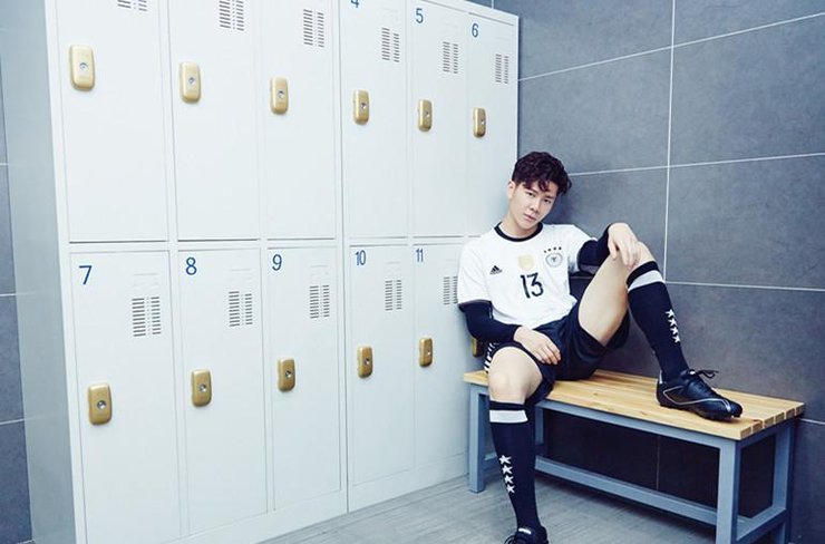 点击大图看下一张:鲜肉王嘉拍欧洲杯写真 攻守兼具温暖男神