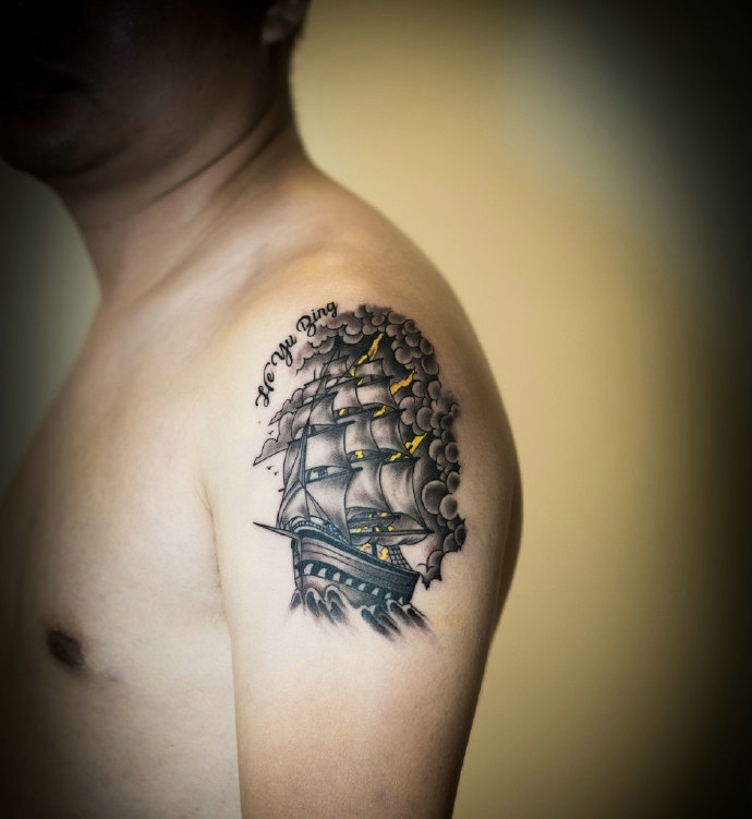 点击大图看下一张：手臂精致细腻的小帆船纹身图案