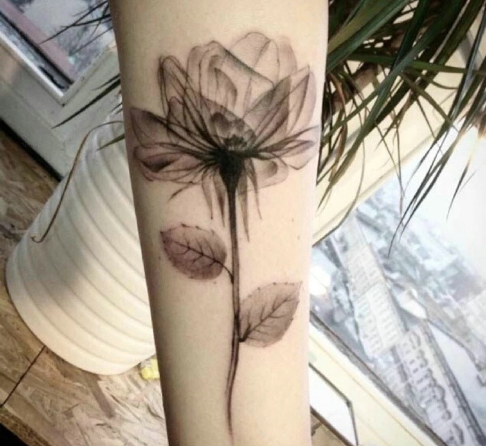 点击大图看下一张：一组水墨风格的唯美花朵纹身图案
