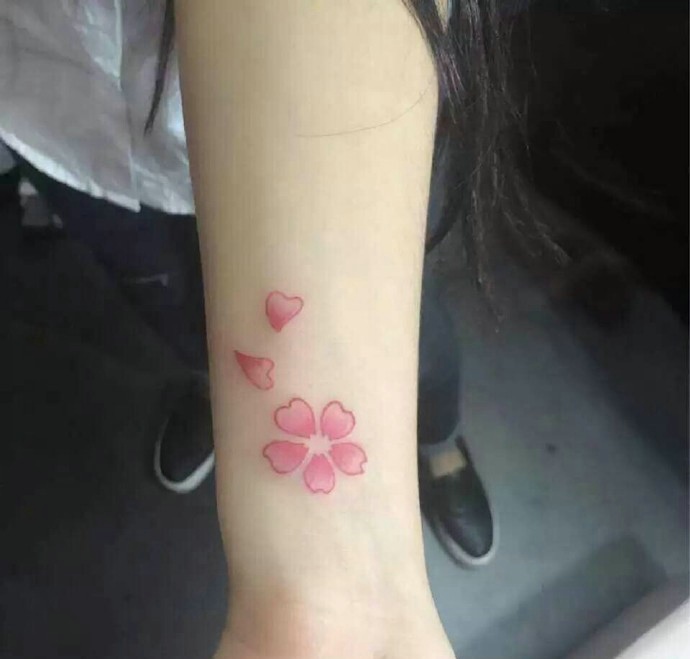 点击大图看下一张：小清新唯美的手腕花瓣纹身刺青
