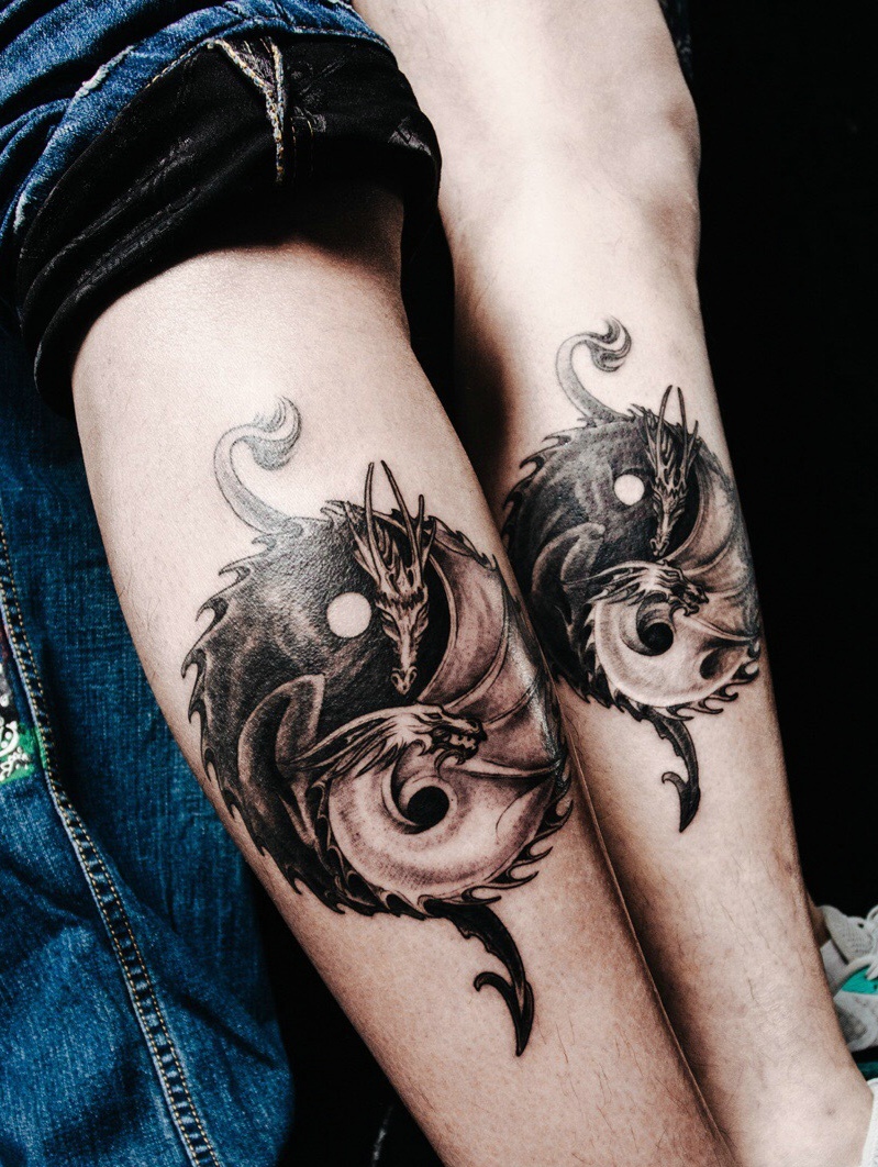 点击大图看下一张：个性唯一的手臂情侣图腾纹身刺青