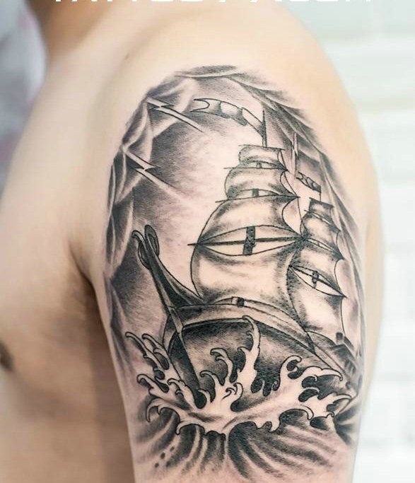 点击大图看下一张：大臂黑白帆船纹身图案个性十足