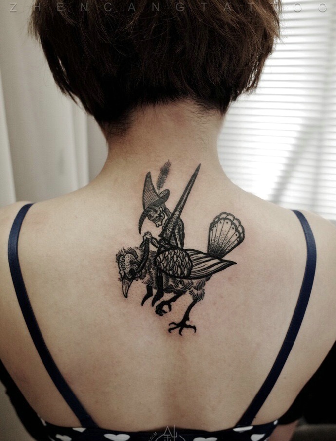 点击大图看下一张：处在女生后背的骷髅骑士纹身刺青