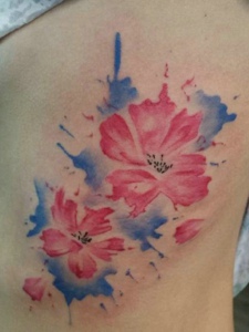 适合女生的侧腰部花朵纹身图案