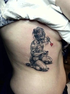 女生侧腰部的一枚女性纹身图案