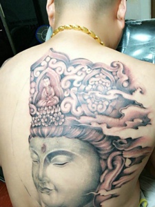 后背半边女菩萨纹身图案十分个性