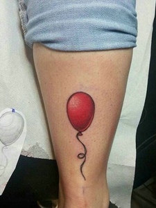 腿部一只红气球纹身图案空中飘扬
