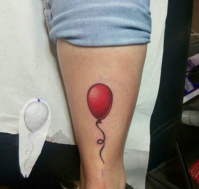 点击大图看下一张：腿部一只红气球纹身图案空中飘扬