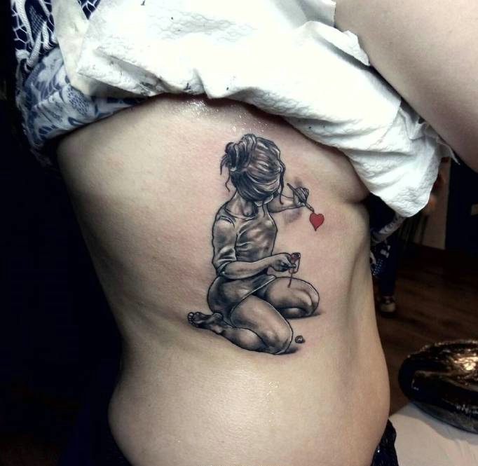 点击大图看下一张：女生侧腰部的一枚女性纹身图案