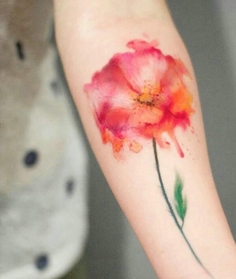 点击大图看下一张：手臂一只鲜艳的花朵纹身图案