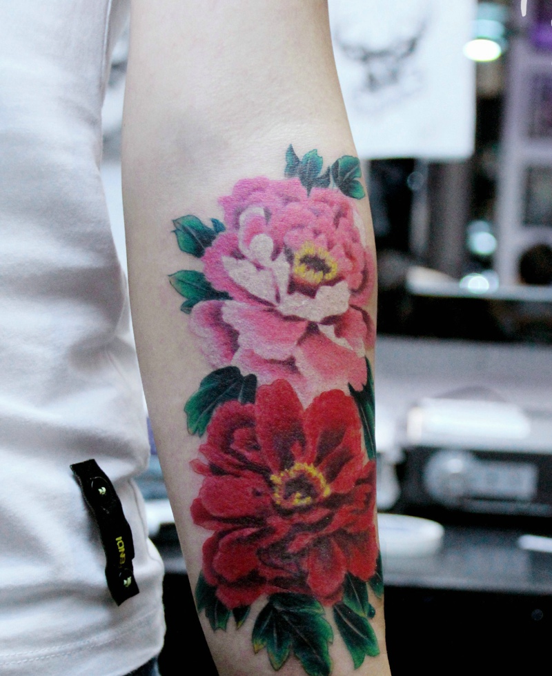 点击大图看下一张：手臂外侧鲜艳的花朵纹身图案