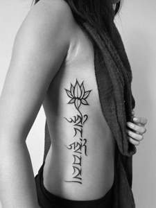 侧腰部好看的梵文与花朵纹身刺青