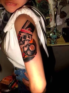 手臂个性的彩色骷髅骑士纹身图案