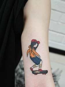 手臂爱滑板的元气少女纹身刺青