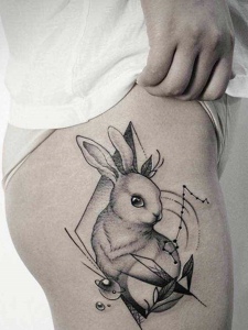 女生大腿外侧黑灰小白兔纹身刺青