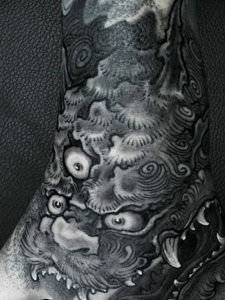 手背遮盖满的黑白唐狮纹身图案