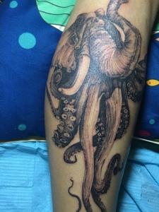 腿部经典传统的黑白章鱼纹身图案