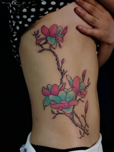 小蛮腰上的美丽花朵纹身图案十分性感