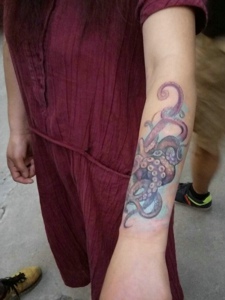 手臂经典个性的小章鱼纹身图案