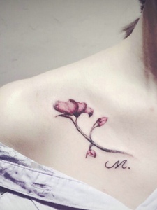 女生锁骨下的英文与花朵纹身刺青