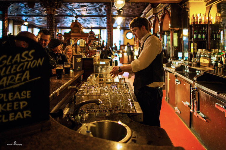 点击大图看下一张：贝尔法斯特的皇冠酒吧