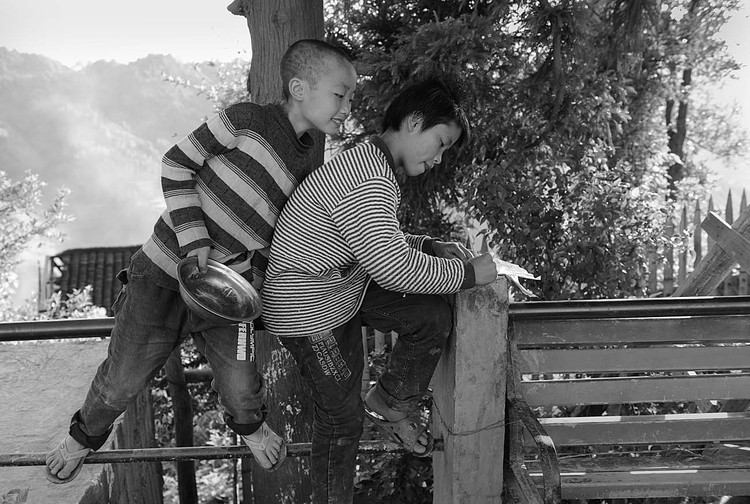 点击大图看下一张：大山里的孩子们