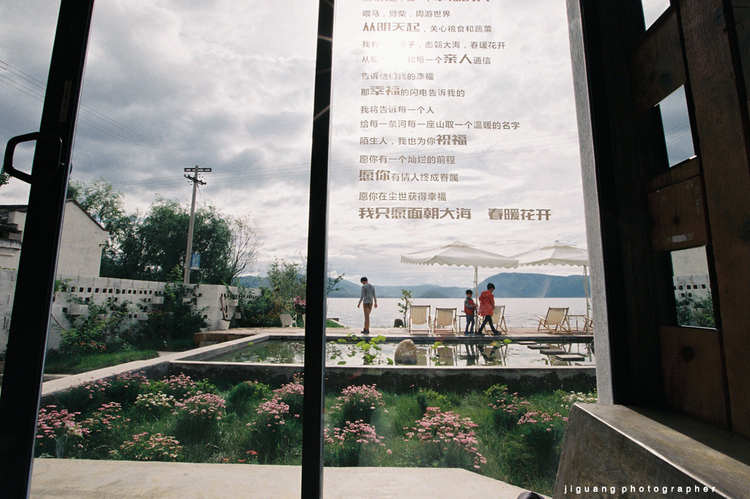 点击大图看下一张：胶卷忘不了那一汪水