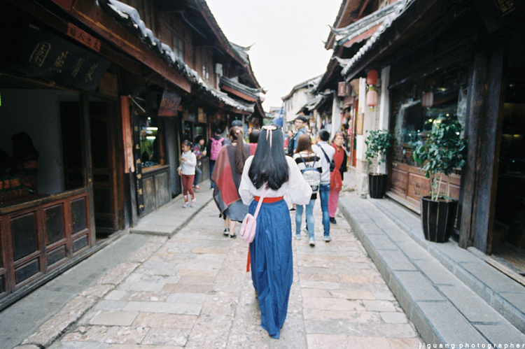 点击大图看下一张:胶卷忘不了那一汪水