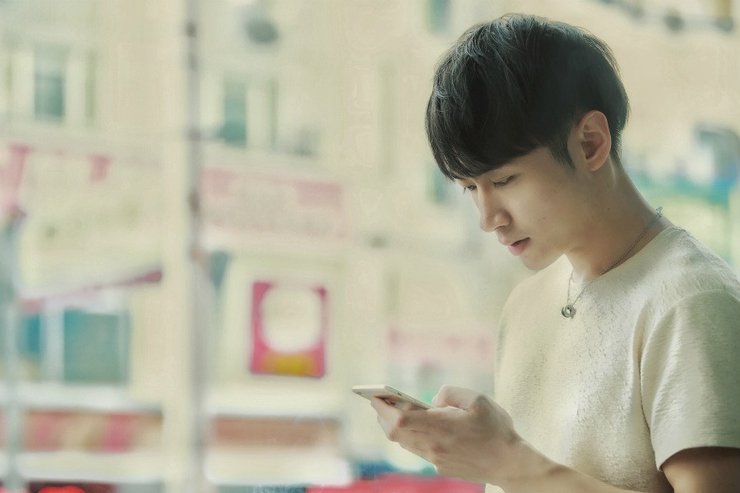 点击大图看下一张:刘源雨中街拍撑伞漫步 清新暖萌范儿十足