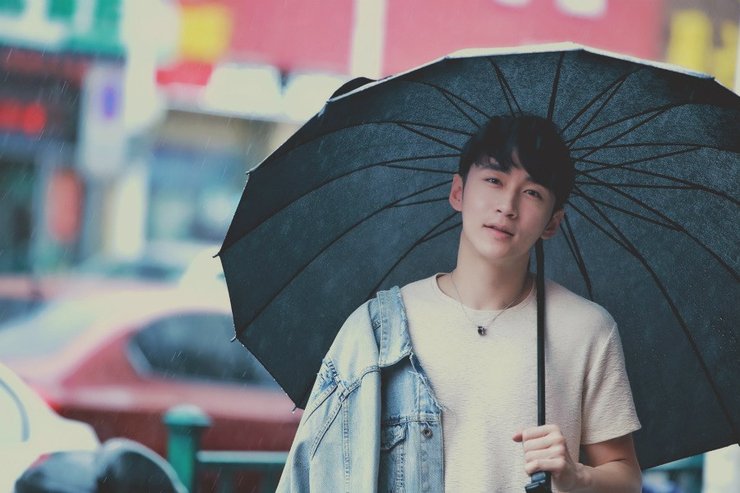 点击大图看下一张：刘源雨中街拍撑伞漫步 清新暖萌范儿十足