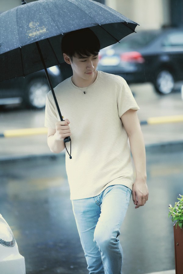 点击大图看下一张：刘源雨中街拍撑伞漫步 清新暖萌范儿十足