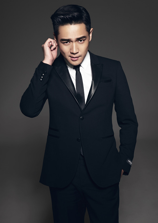 点击大图看下一张:成熟西装帅哥霍政谚冷色调写真显高冷