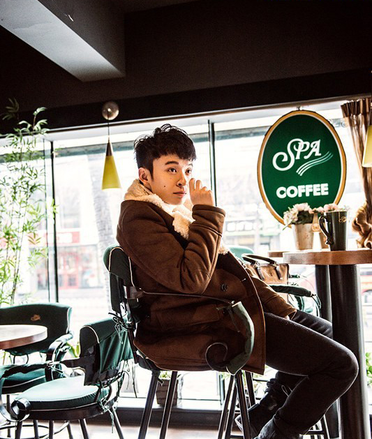 点击大图看下一张：董子健早春LOOK文艺复古写真