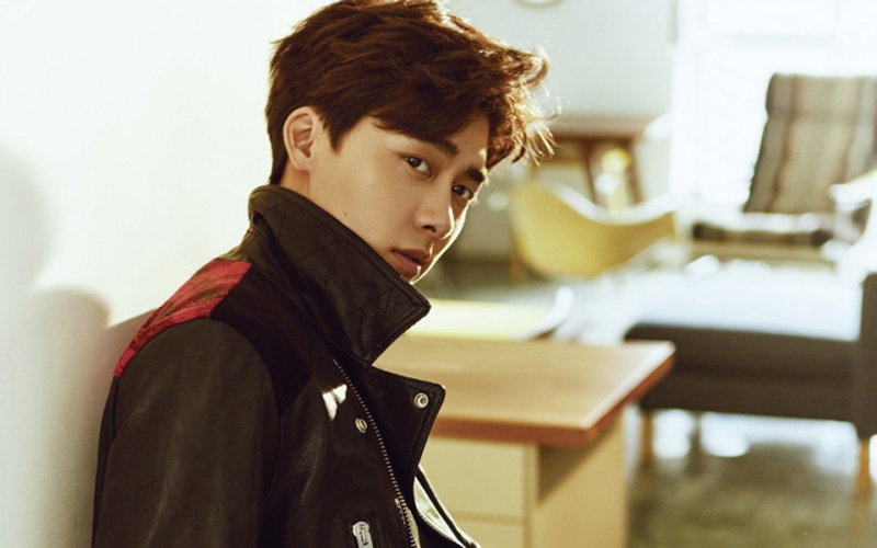 点击大图看下一张:李易峰魅力型男时尚大片