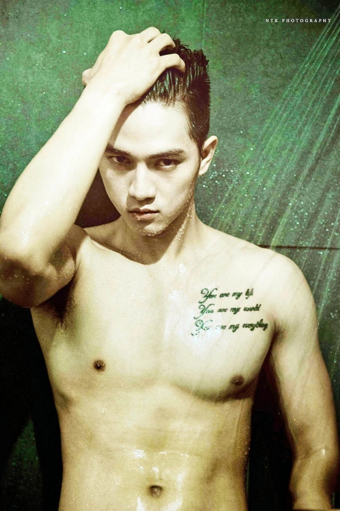 点击大图看下一张：肌肉美男子洗澡图片 英文字母纹身