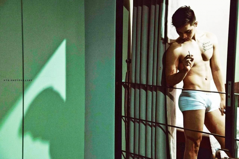 点击大图看下一张:肌肉美男子洗澡图片 英文字母纹身