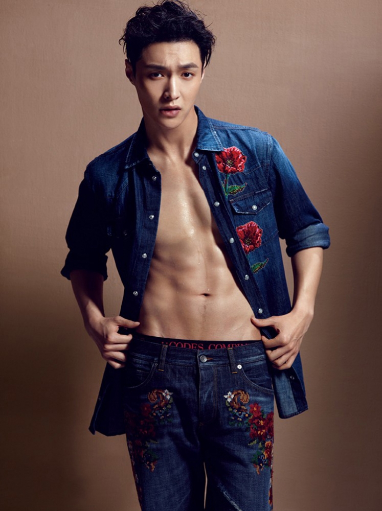 点击大图看下一张：张艺兴腹肌照曝光 人鱼线魅力狼性小鲜肉