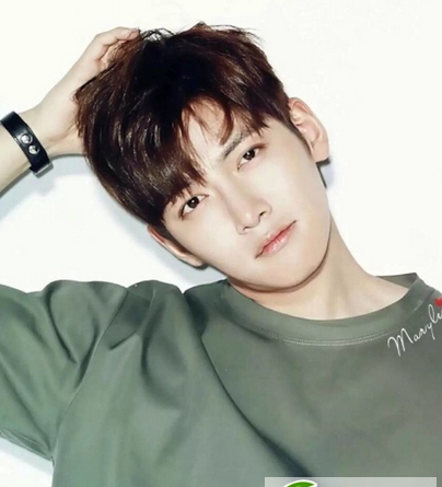 点击大图看下一张:韩式男生逗号刘海发型参考