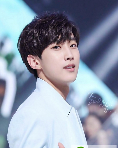 点击大图看下一张:韩式男生逗号刘海发型参考