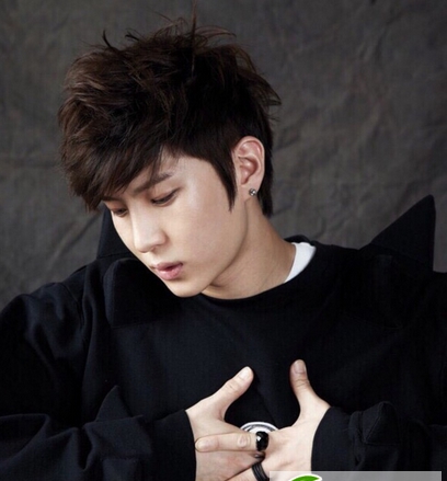 点击大图看下一张：韩式男生逗号刘海发型参考