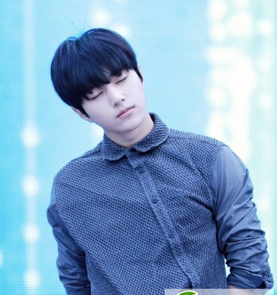 点击大图看下一张：韩式男生逗号刘海发型参考