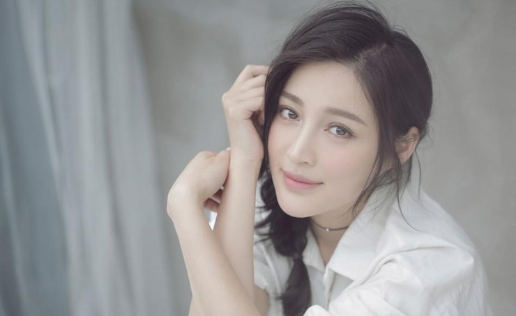 点击大图看下一张：甘婷婷裸妆拍写真 清新诱人现锁骨杀