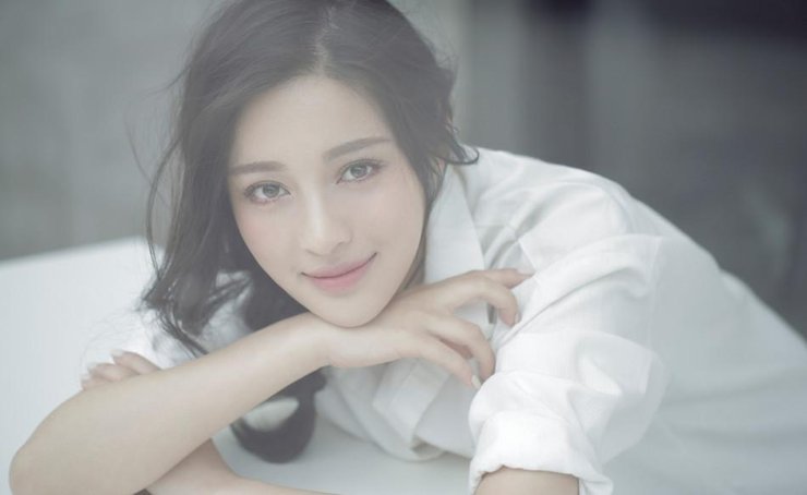 点击大图看下一张：甘婷婷裸妆拍写真 清新诱人现锁骨杀