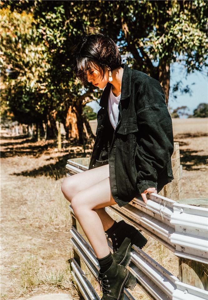 点击大图看下一张:阚清子时髦混搭别致性感 素颜率性出镜