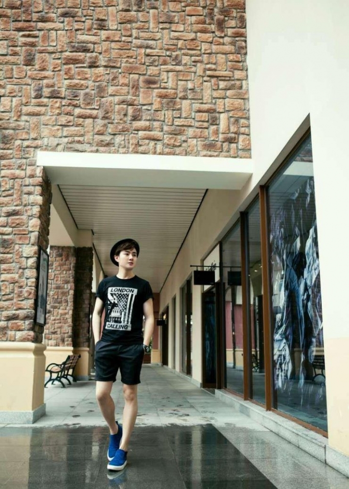 点击大图看下一张：余少群街拍露白腿 娇嫩皮肤羡煞女粉丝